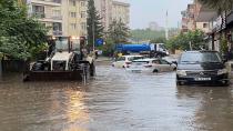 Sağanak yağış İstanbul'da hayatı felç ett